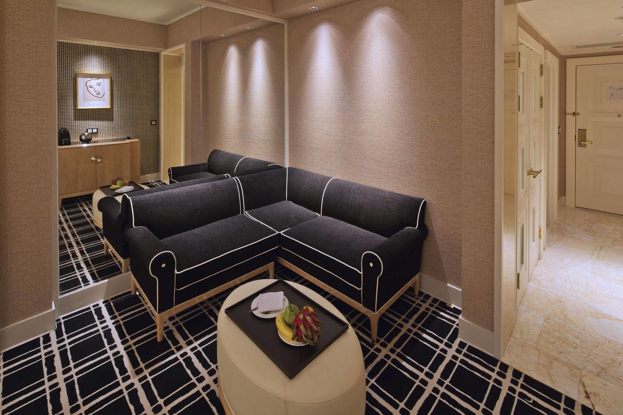 טאיצ'ונג The Lin Hotel מראה חיצוני תמונה A suite at the Ritz-Carlton, Hong Kong